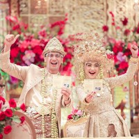 Pernikahan Ria Ricis dan Teuku Ryan mengusung adat Palembang, sesuai daerah asal keluarga sang YouTuber. Penampilan Ria Ricis tampak mewah dengan busana adat Palembang bernuansa emas. Foto: Instagram Ria Ricis