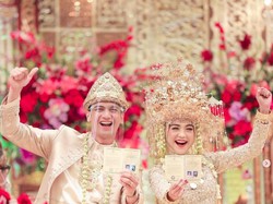 5 Artis yang Menikah dengan Busana Pengantin Adat Palembang