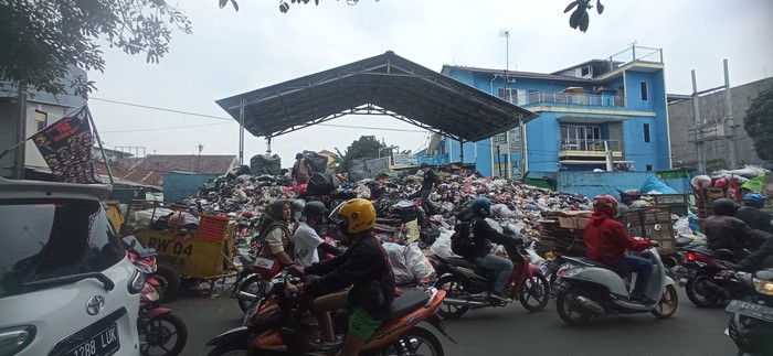 Sampah di TPS Pagarsih Bandung menggunung dan luber ke jalan