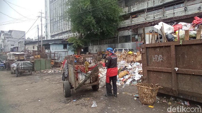 Sampah di TPS Pasar Kosambi Bandung