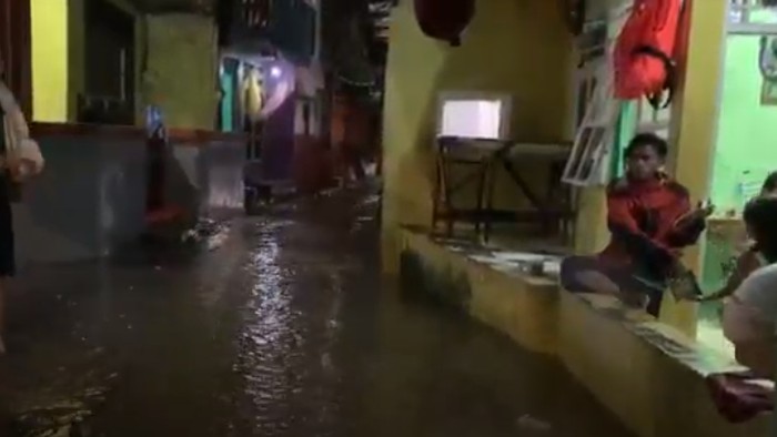 Kemang Timur IX kembali terendam banjir akibat hujan deras sejak sabtu (13/11) sore. Sebagian warga memilih tinggal sementara di SD 07 Bangka.