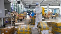Salah satunya terlihat di pusat logistik di Harbin, Provinsi Heilongjiang, Tiongkok timur laut. Ini penampakan saat sedang mendisinfeksi paket. Foto: Dok. Xinhua/Zhang Tao