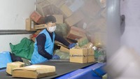 Dengan masih adanya pandemi COVID-19, ribuan barang yang akan diantar dalam rangka hari singles day atau 11.11 harus disemprot disinfektan terlebh dahulu. Foto: Dok. Xinhua/Zhang Tao