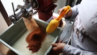 Saat ini dari 25 karyawan di tempat produksi, 13 di antaranya merupakan perempuan.