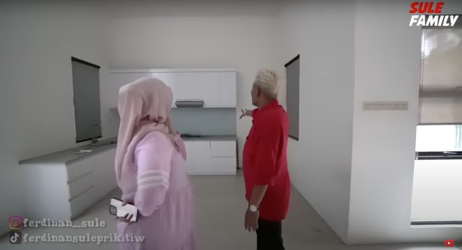 Sedangkan untuk bagian dalam, rumah baru Sule itu terlihat didominasi warna putih. Tak jauh dari pintu masuk terdapat dapur yang cukup luas. Dapur tersebut tampak sudah dilengkapi dengan kitchen set  yang juga berwarna putih. Foto: YouTube/Sule Family