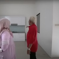 Sedangkan untuk bagian dalam, rumah baru Sule itu terlihat didominasi warna putih. Tak jauh dari pintu masuk terdapat dapur yang cukup luas. Dapur tersebut tampak sudah dilengkapi dengan kitchen set  yang juga berwarna putih. Foto: YouTube/Sule Family