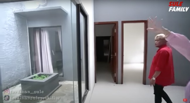 Setelah melewati dapur, ada sebuah ruangan kaca yang nanti rencananya akan dibuat sebagai ruang untuk berkumpul atau bersantai. Rumah Sule itu memang terlihat masih sangat kosong dan rencananya akan dilakukan beberapa renovasi. Foto: YouTube/Sule Family