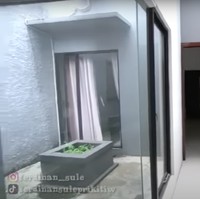 Setelah melewati dapur, ada sebuah ruangan kaca yang nanti rencananya akan dibuat sebagai ruang untuk berkumpul atau bersantai. Rumah Sule itu memang terlihat masih sangat kosong dan rencananya akan dilakukan beberapa renovasi. Foto: YouTube/Sule Family