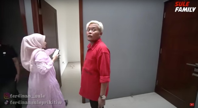 Menurut penuturan salah satu crewnya, rumah baru Sule itu memiliki luas sekitar 256 meter persegi. Sule pun tampak terkejut usai melihat penampakan dari rumah yang dibelinya itu. Dia tak menyangka jika rumah barunya itu ternyata cukup besar. Foto: YouTube/Sule Family
