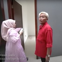 Menurut penuturan salah satu crewnya, rumah baru Sule itu memiliki luas sekitar 256 meter persegi. Sule pun tampak terkejut usai melihat penampakan dari rumah yang dibelinya itu. Dia tak menyangka jika rumah barunya itu ternyata cukup besar. Foto: YouTube/Sule Family