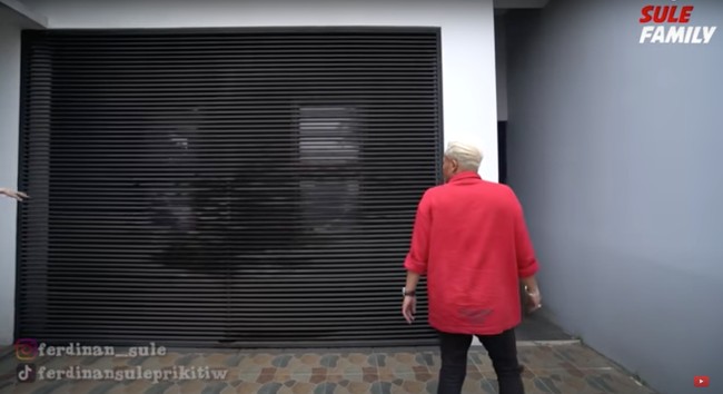 Dalam video Sule menuturkan bahwa rumah tersebut dibelinya dari salah seorang tetangganya yang sedang membutuhkan uang. Dirinya pun mengaku baru pertama kali masuk dan melihat secara langsung kondisi rumah yang dibelinya itu. Foto: YouTube/Sule Family