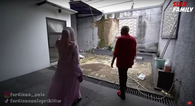 Begini penampakan bagian belakang rumah baru Sule. Terlihat cukup luas dan nanti rencananya akan direnovasi kembali. Foto: YouTube/Sule Family