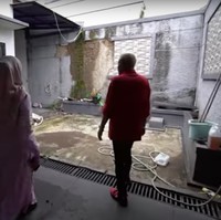 Begini penampakan bagian belakang rumah baru Sule. Terlihat cukup luas dan nanti rencananya akan direnovasi kembali. Foto: YouTube/Sule Family