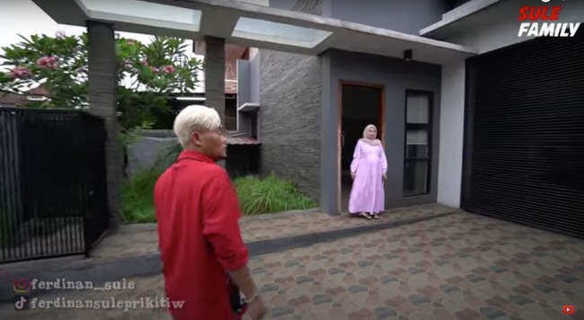 Komedian Sule beberapa waktu lalu baru saja terlihat memamerkan rumah yang baru saja dibelinya. Hal itu terlihat dari salah satu video di channel YouTube Sule Family miliknya. Rupanya rumah baru Sule itu merupakan kado anniversary untuk sang istri, Nathalie Holscher. Foto: YouTube/Sule Family