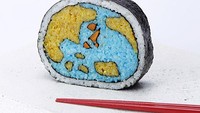 Seseorang juga pernah membuat sushi berbentuk peta dunia. Bagian dalamnya dibuat dari nsi yng diberikan warna biru muda dan kuning. Lalu beberapa pulau kecil terbuat dari irisan wortel. Foto: demilked