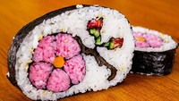 Bentuk sushi satu ini pasti disukai par wanita. Karena berbentuk bunga dengan warna merah muda yng cantik. Foto: demilked