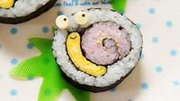 Bingung menyiapkan bekal untuk anak? Sushi berbentuk siput ini bisa menjadi referensi. Tambahkan telur dadar untuk membentuk tubuh siput. Foto: demilked