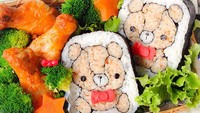 Beto cantik ini berisikan dua potong sushi yang dibentuk bagian dalamnya menyerupai Teddy Bear. Tampak menggemaskan untuk mengisi wadah bekal bersama sayuran dan chicken wing. Foto: demilked