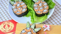 Tak hanya berbentuk hewan atau karakter kartun, sushi juga bisa kamu bentuk buah-buahan. Seperti kreasi sushi berbentuk nanas ini. Foto: demilked