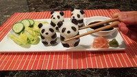 Sushi berbentuk panda yang menggemaskan ini tampak sayang sekali untuk disantap. Disajikan di tas piring dengan cocolan shoyu. Bentuk sushi ini cocok disajikan pada bekal anak sekolah. Foto: demilked