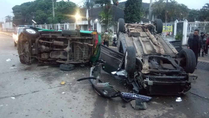 Tabrakan di Jalan Raya Bandung-Garut, Sumedang. CRV terbalik, angkot terguling