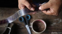 Di tempat berbeda, di salah satu Kabupaten Bekasi tepatnya di Desa Cikedokan, Cikarang Barat Supardi (38) juga menjadi pengusaha layar tancap dan sound sistem dengan koleksi filmnya kurang lebih ada 200-an judul film baik film nasional, india maupun barat.