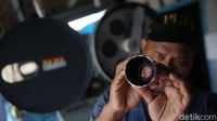 Jepang masuk pada 1942, mereka mencoba menghapus itu karena menonton di bioskop bukanlah budaya asli Indonesia, tak seperti kumpul-kumpul dan gotong-royong. Jepang pun menggagas bioskop keliling. Dengan cara itu dianggap lebih masif karena menjangkau lebih banyak masyarakat sehingga efektif untuk propaganda.