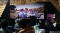 Sejarah mencatat Pada 5 Desember 1900, Belanda mendirikan bioskop pertama di Tanah Abang. Film yang diputar masih bisu dan hitam putih. Bioskop kala itu dipandang terlalu elit. Bioskop saat itu dibagi per kelas. Pribumi menonton harus paling belakang tidak diizinkan di depan layar.