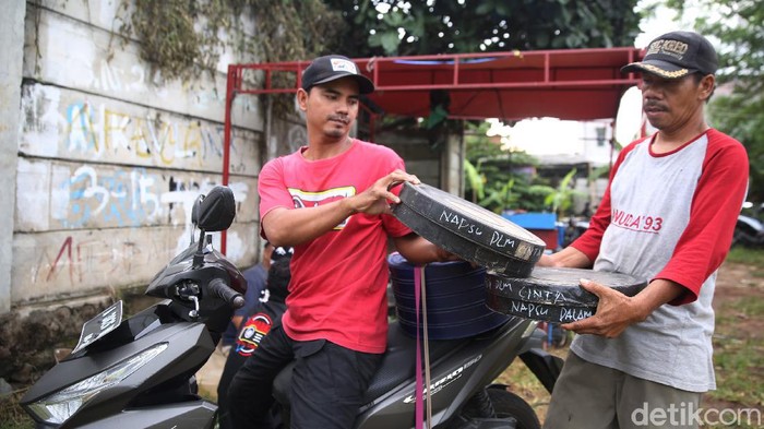 Tak Lekang Layar Terkembang Digilas Zaman Layar tancap merupakan hiburan masyarakat kelas bawah yang masih eksis keberadaanya hingga kini. Beginilah potretnya kini.