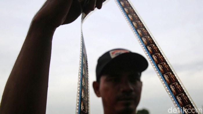 Tak Lekang Layar Terkembang Digilas Zaman Layar tancap merupakan hiburan masyarakat kelas bawah yang masih eksis keberadaanya hingga kini. Beginilah potretnya kini.