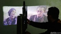 Pendiri Persatuan Layar Tancap Indonesia (PLTI) Muhamad Salam atau biasa dipanggil Ibhet Saif Khan mengatakan Tahun 1980-an sampai 1990-an adalah masa-masa jaya layar tancap. Saat itu teknologi alat pemutaran film semakin berkembang, alat-alat di bioskop pada masa itu seperti proyektor, semakin cepat dianggap usang. Rol-rol film pun banyak yang tak terpakai setelah masanya lewat. Alat-alat itu kemudian dijual dengan harga murah ke pengusaha kecil yang menjadikan layar tancap sebagai lahan bisnis.
