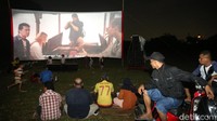 Usahanya itu dalam sebulan terakhir hanya mendapatkan order pemutaran film layar tancap sebanyak 6 kali pemutaran. Sedangkan untuk penyewaan filmnya dibanderol mulai Rp 20 ribu perjudul film.