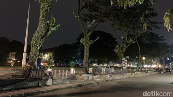 Tidak hanya itu, taman ini juga menjadi ajang pegiat komunitas untuk mengekspresikan diri. Traveler yang mau berolahraga di tempat ini jangan khawatir ya, karena di Taman Sempur sudah tersedia fasilitas jogging track. (Luthfi Hafidz/detikTravel) Tidak hanya itu, taman ini juga menjadi ajang pegiat komunitas untuk mengekspresikan diri. Traveler yang mau berolahraga di tempat ini jangan khawatir ya, karena di Taman Sempur sudah tersedia fasilitas jogging track. (Luthfi Hafidz/detikTravel)