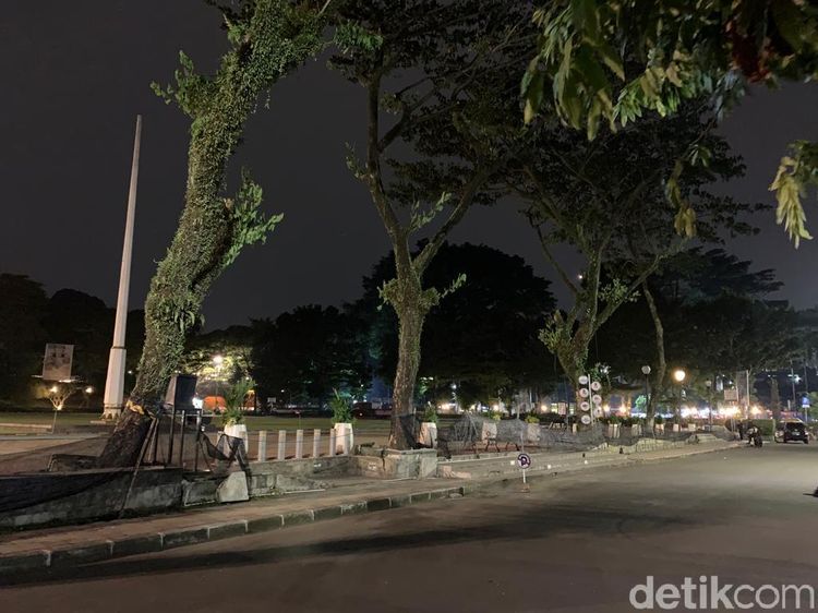 Wajah Syahdu Taman Sempur Bogor di Kala Malam
