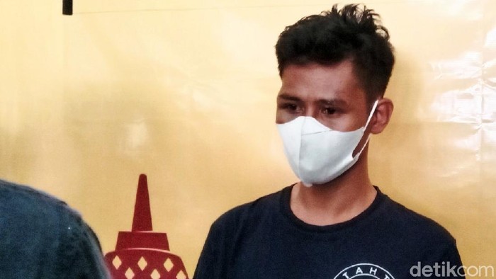 Polisi telah berhasil menangkap pelaku pembunuhan Mujiyani (43) yang ditemukan tewas di rumah kontrakannya di Purworejo, Jawa Tengah. Tersangka yang merupakan duda anak dua ini hanya bisa tertunduk malu saat digelandang oleh petugas. Tersangka adalah Tersangka diketahui bernama Teguh Munandar (31) warga Desa Kerep, Kecamatan Kemiri, Purworejo.