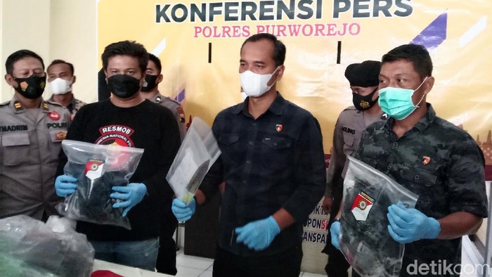 Polisi telah berhasil menangkap pelaku pembunuhan Mujiyani (43) yang ditemukan tewas di rumah kontrakannya di Purworejo, Jawa Tengah. Tersangka yang merupakan duda anak dua ini hanya bisa tertunduk malu saat digelandang oleh petugas. Tersangka adalah Tersangka diketahui bernama Teguh Munandar (31) warga Desa Kerep, Kecamatan Kemiri, Purworejo.