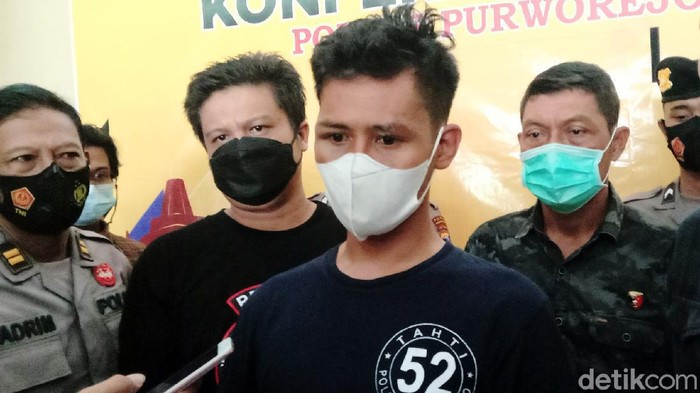 Polisi telah berhasil menangkap pelaku pembunuhan Mujiyani (43) yang ditemukan tewas di rumah kontrakannya di Purworejo, Jawa Tengah. Tersangka yang merupakan duda anak dua ini hanya bisa tertunduk malu saat digelandang oleh petugas. Tersangka adalah Tersangka diketahui bernama Teguh Munandar (31) warga Desa Kerep, Kecamatan Kemiri, Purworejo.