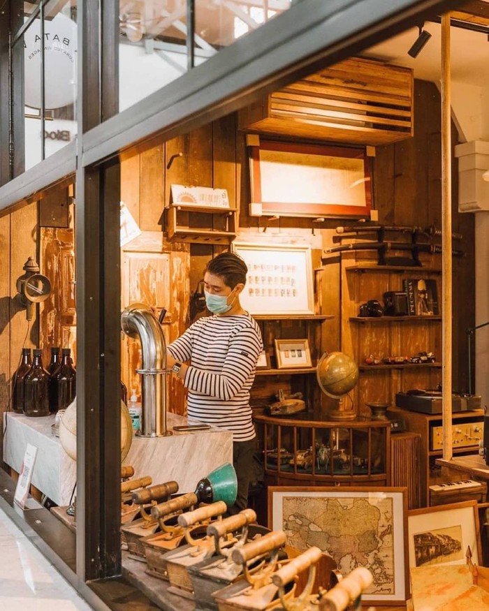 Berlokasi di area utama Gedung Filateli Jakarta yang sekarang dialihfungsikan menjadi ruang
kreatif publik bernama Pos Bloc Jakarta, VIA BATA VIA memiliki dua ruang usaha yaitu: VIA
BATA VIA Curated Vintages dan VIA BATA VIA Studio Space & Retro Props.