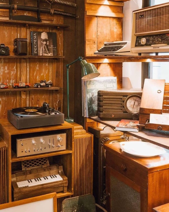 Toko Antik Via Bata Via Berlokasi di area utama Gedung Filateli Jakarta yang sekarang dialihfungsikan menjadi ruang
kreatif publik bernama Pos Bloc Jakarta, VIA BATA VIA memiliki dua ruang usaha yaitu: VIA
BATA VIA Curated Vintages dan VIA BATA VIA Studio Space & Retro Props.
