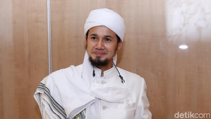Ustaz Guntur Bumi dan Puput Melati Kemesraan Ustaz Guntur Bumi dan Puput Melati