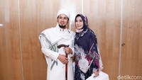 Ustaz Guntur Bumi dan Puput Melati terlihat datang ke acara akad nikah Ria Ricis dan Teuku Ryan pada Jumat (12/11). Foto: Pool/Noel/detikHOT
