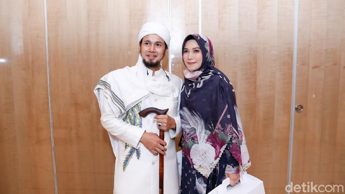 Kemesraan Ustaz Guntur Bumi dan Puput Melati