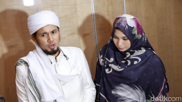Kemesraan Ustaz Guntur Bumi dan Puput Melati