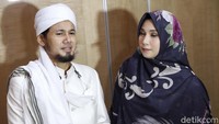 Potret kebersamaan Ustaz Guntur Bumi dengan Puput Melati. Foto: Pool/Noel/detikHOT