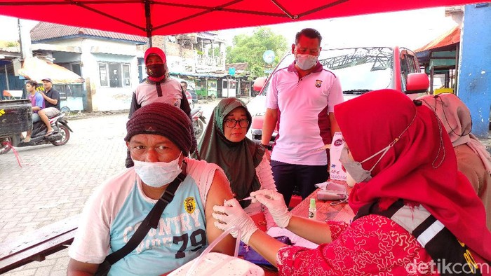 Polisi di Sidoarjo tak henti-hentinya melakukan serbuan vaksinasi. Kali ini menyasar pedagang pasar tradisional dan pembeli.