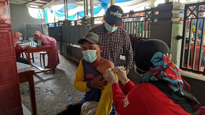 Vaksinasi COVID-19 saat lomba merpati di Ciamis
