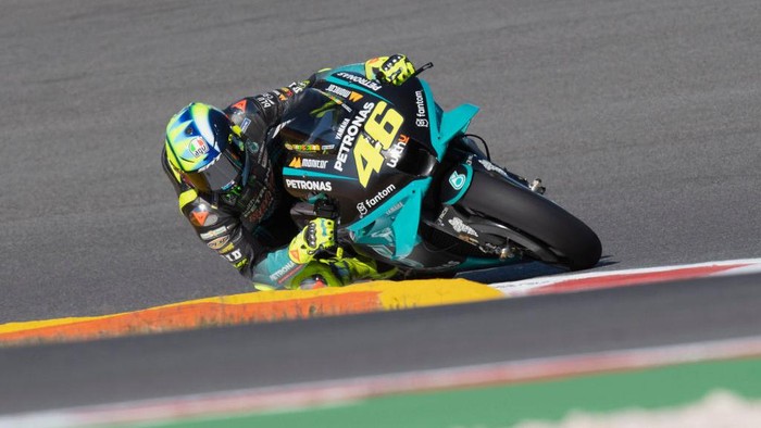 LAGOA, ALGARVE, PORTUGAL - NOVEMBER 05: Valentino Rossi of Italy and Petronas Yamaha SRT rounds the bend during the MotoGP Of Portugal - Free Practice  on November 05, 2021 in Lagoa, Algarve, Faro. (Photo by Mirco Lazzari gp/Getty Images)