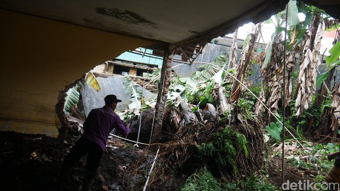 20 ruangan di SMAN 1 Lembang porak-poranda diterjang banjir bandang