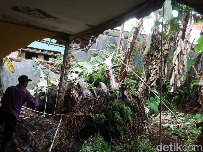 20 ruangan di SMAN 1 Lembang porak-poranda diterjang banjir bandang