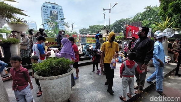 Kondisi alun-alun Bandung hari Minggu siang (14/11). Tak sedikit wisatawan yang datang menyesaki objek wisata populer Bandung ini (Wisma Putra/detikTravel) Kondisi alun-alun Bandung hari Minggu siang (14/11). Tak sedikit wisatawan yang datang menyesaki objek wisata populer Bandung ini (Wisma Putra/detikTravel)